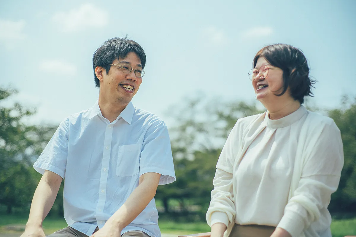 山田千尋と村本さんの写真 会話する様子